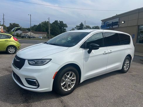 Used 2025 Chrysler Pacifica Select FWD image 1