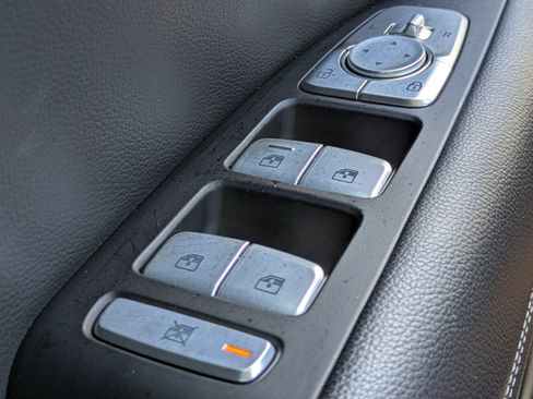 Certified 2023 Genesis G70 2.0T RWD image 23