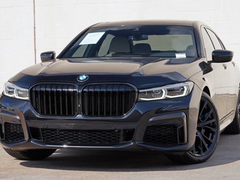 Used 2021 BMW 740i w/ M Sport Package RWD image 3