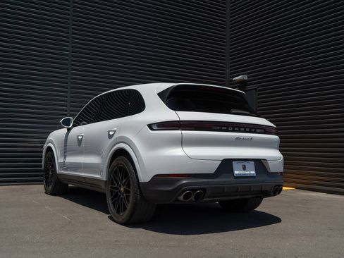 Used 2024 Porsche Cayenne S AWD/4WD image 3