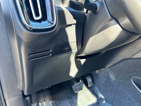 Used 2025 Volvo XC40 B5 Plus image 21