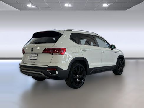 Used 2024 Volkswagen Taos SE FWD image 9