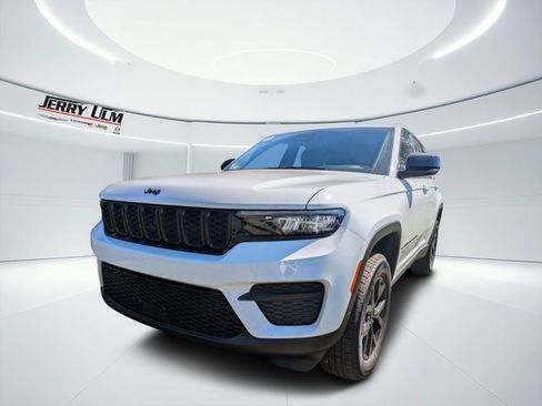 New 2025 Jeep Grand Cherokee Altitude image 6