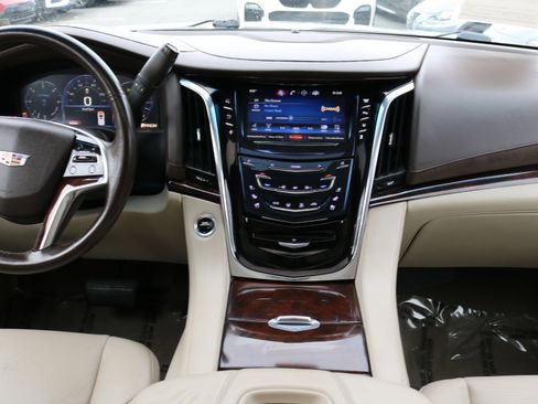 Used 2015 Cadillac Escalade Luxury image 24