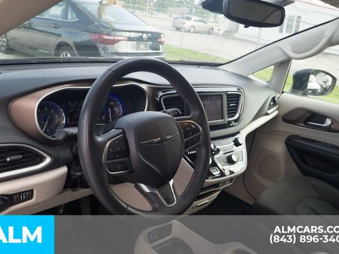 Used 2023 Chrysler Voyager LX FWD image 5