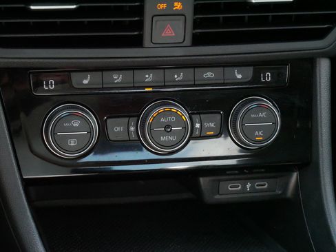 Used 2023 Volkswagen Jetta SE w/ Panoramic Sunroof Package FWD image 23