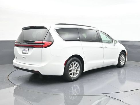 Used 2022 Chrysler Pacifica Touring-L FWD image 13
