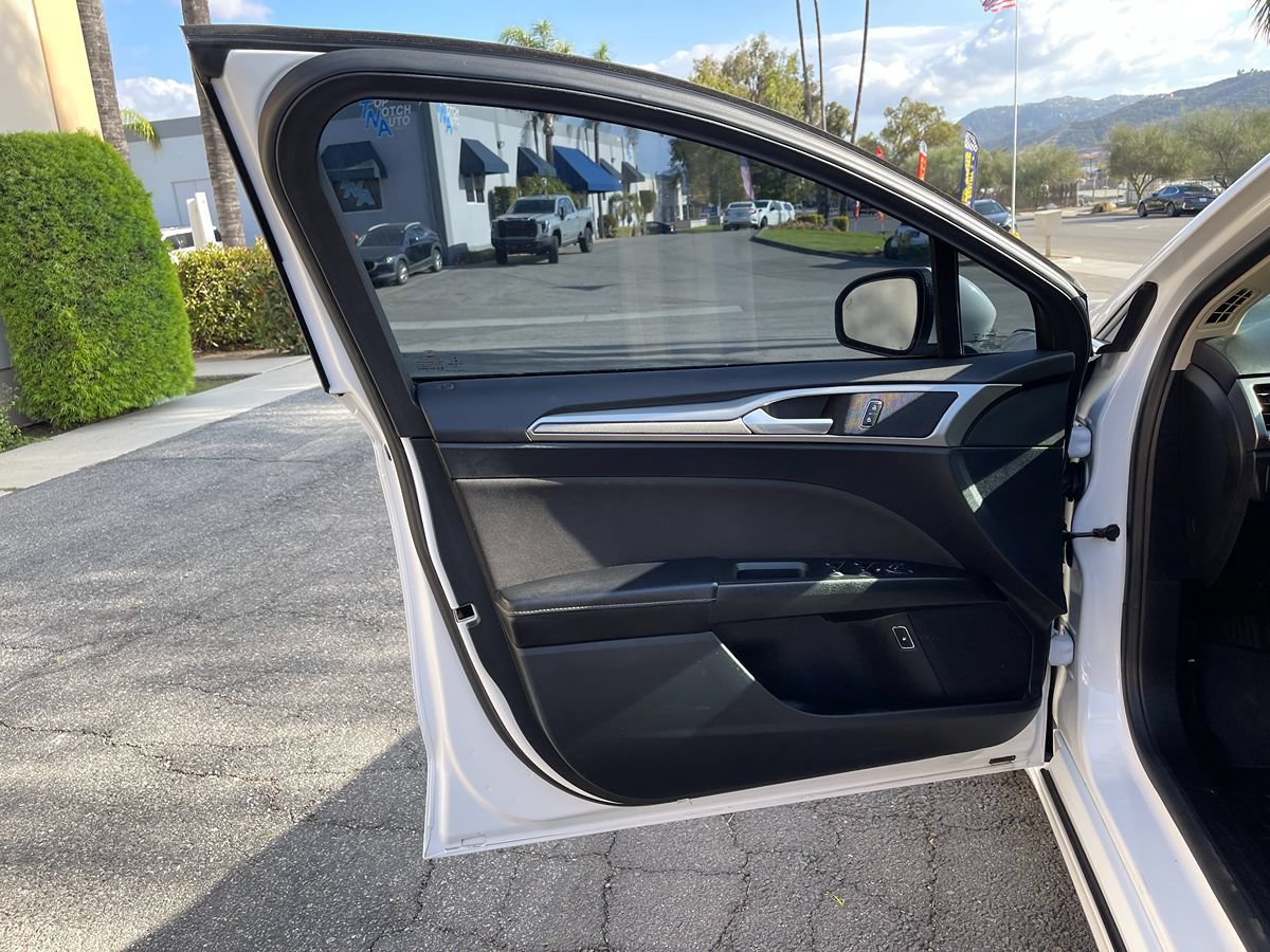 Used 2019 Ford Fusion SE FWD image 18
