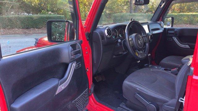 Used 2018 Jeep Wrangler Sahara w/ Connectivity Group AWD/4WD image 5