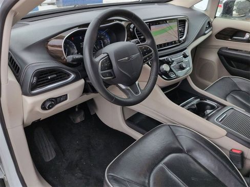 Used 2023 Chrysler Pacifica Limited image 10