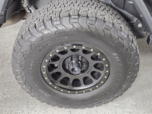 Used 2019 Jeep Wrangler Unlimited Sahara image 9