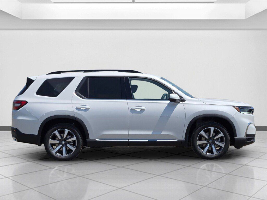 New 2025 Honda Pilot Touring image 3