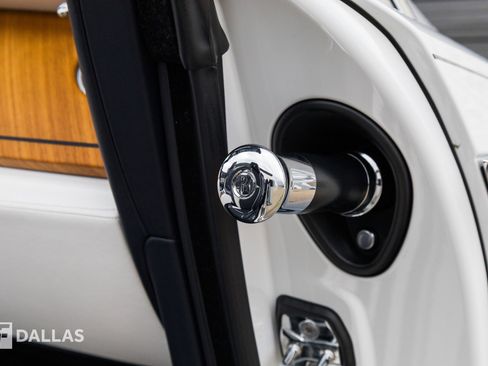Used 2019 Rolls-Royce Dawn RWD image 31