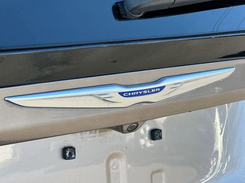 Used 2018 Chrysler Pacifica Touring-L image 17