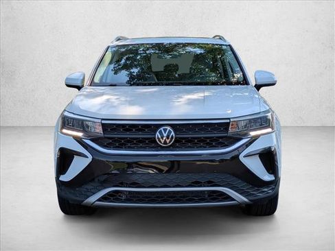Used 2022 Volkswagen Taos SE FWD image 2