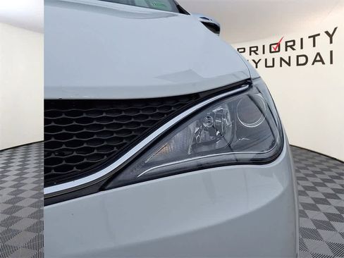 Used 2018 Chrysler Pacifica Limited image 8