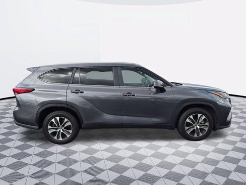 Used 2023 Toyota Highlander XLE FWD image 6