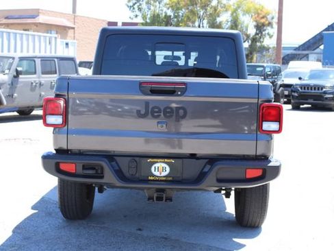 Used 2022 Jeep Gladiator Sport AWD/4WD image 4