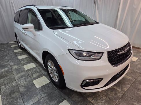 Used 2022 Chrysler Pacifica Touring-L FWD image 1