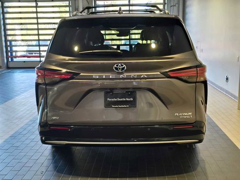 Used 2023 Toyota Sienna Platinum AWD/4WD image 4