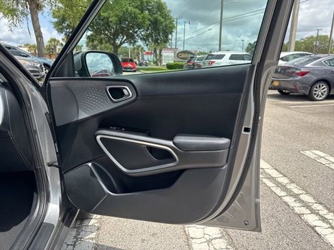 Used 2025 Kia Soul LX w/ LX Technology Package FWD image 13
