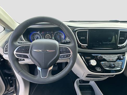 Used 2023 Chrysler Pacifica Touring-L image 11