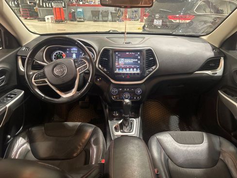 Used 2018 Jeep Cherokee Trailhawk AWD/4WD image 41