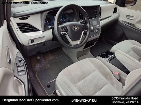 Used 2018 Toyota Sienna LE image 15