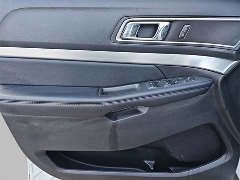 Used 2017 Ford Explorer XLT image 27