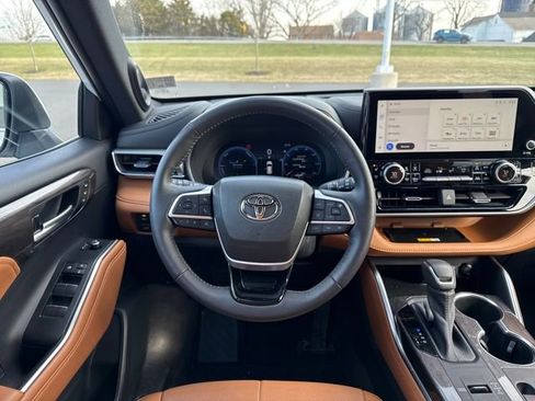 Used 2023 Toyota Highlander Platinum image 19