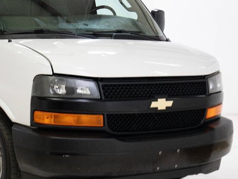 Used 2018 Chevrolet Express 3500 Extended w/ Driver Convenience Package RWD image 9