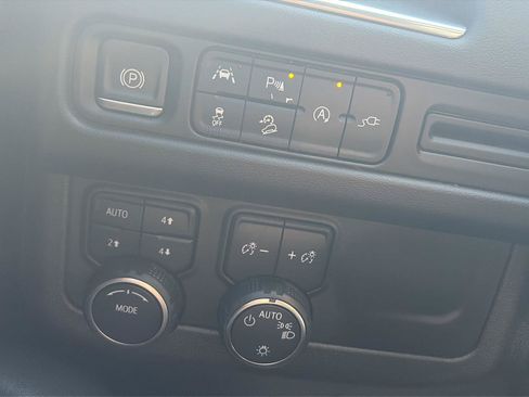 Used 2022 Chevrolet Suburban Premier AWD/4WD image 35