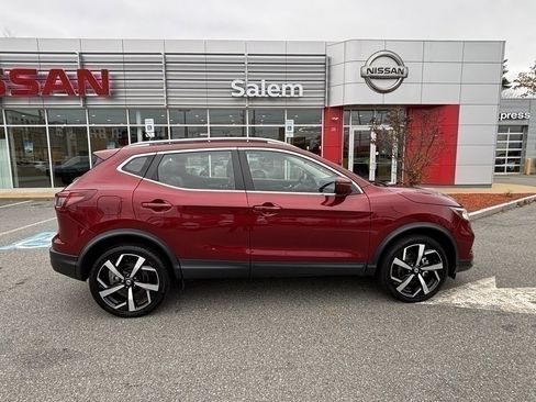 Used 2022 Nissan Rogue Sport SL w/ Premium Package image 2