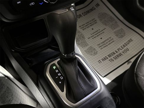 Used 2019 Jeep Renegade Latitude w/ Cold Weather Group image 17