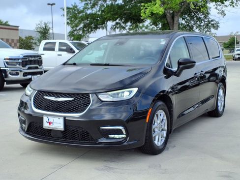 Used 2023 Chrysler Pacifica Touring-L image 3
