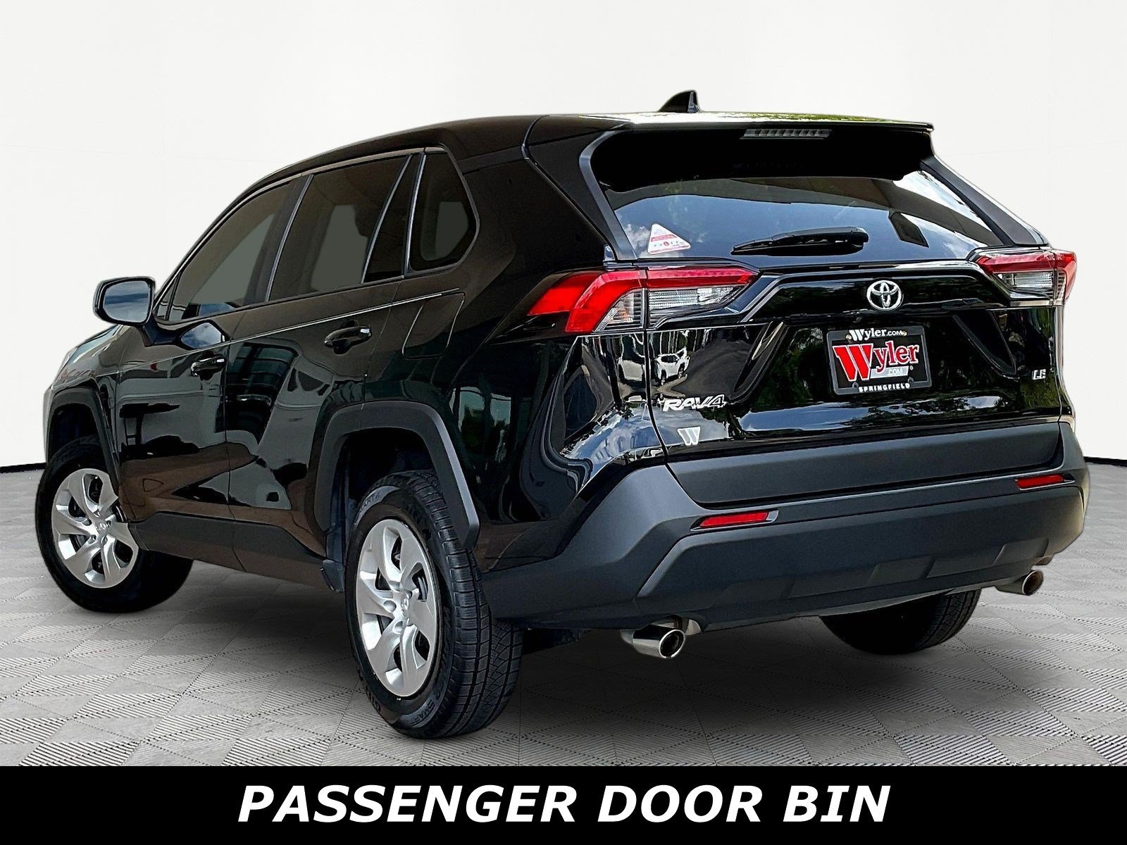 Used 2023 Toyota RAV4 LE FWD image 4
