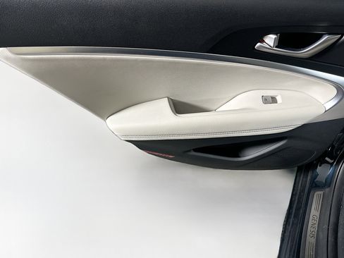 Used 2025 Genesis G70 2.5T image 27