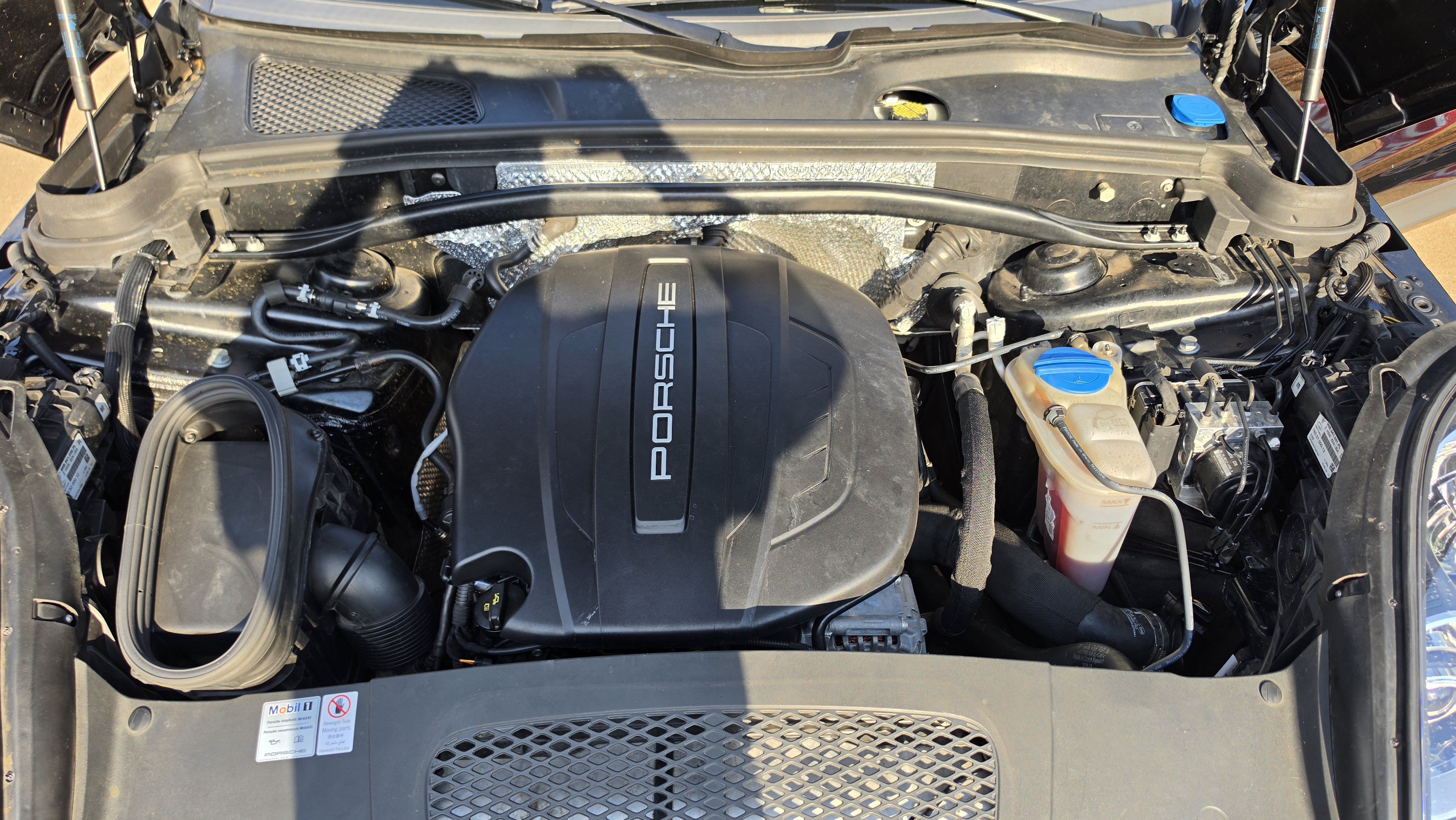 Used 2018 Porsche Macan AWD/4WD image 17