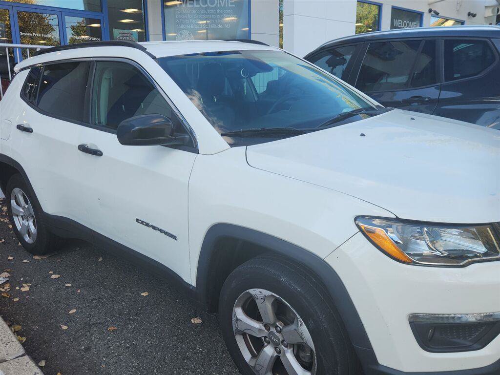 Used 2018 Jeep Compass Latitude AWD/4WD image 2