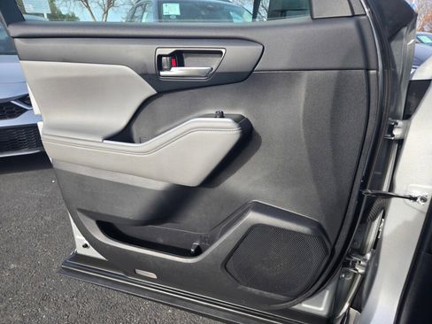 Used 2022 Toyota Highlander XLE image 25