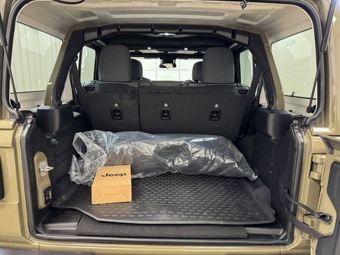 Used 2025 Jeep Wrangler Unlimited Rubicon image 22