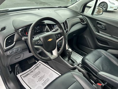 Used 2022 Chevrolet Trax LT w/ LT Convenience Package image 16