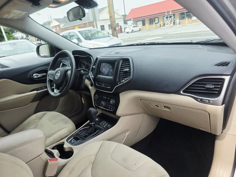 Used 2019 Jeep Cherokee Latitude w/ Popular Appearance Group AWD/4WD image 14