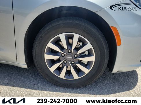 Used 2023 Chrysler Pacifica Touring-L FWD image 7