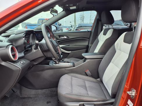 Used 2024 Chevrolet Trax RS w/ Sunroof Package FWD image 18