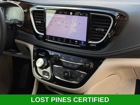 Used 2023 Chrysler Pacifica Limited FWD image 29