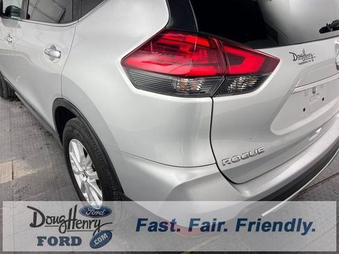 Used 2017 Nissan Rogue SV w/ SV Premium Package image 12