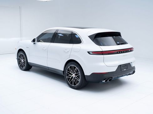 New 2025 Porsche Cayenne E-Hybrid image 3