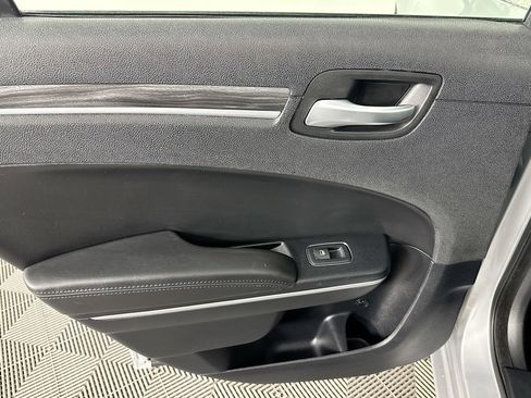 Used 2020 Chrysler 300 Touring image 25
