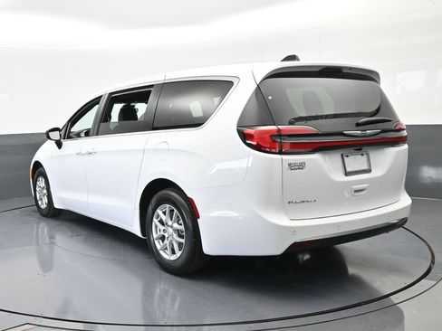 New 2026 Chrysler Pacifica Select image 4